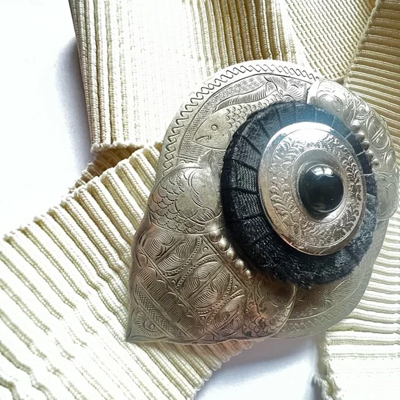 Vintage eggshell and etched silver/black fashion belt. - Picture 6 of 15